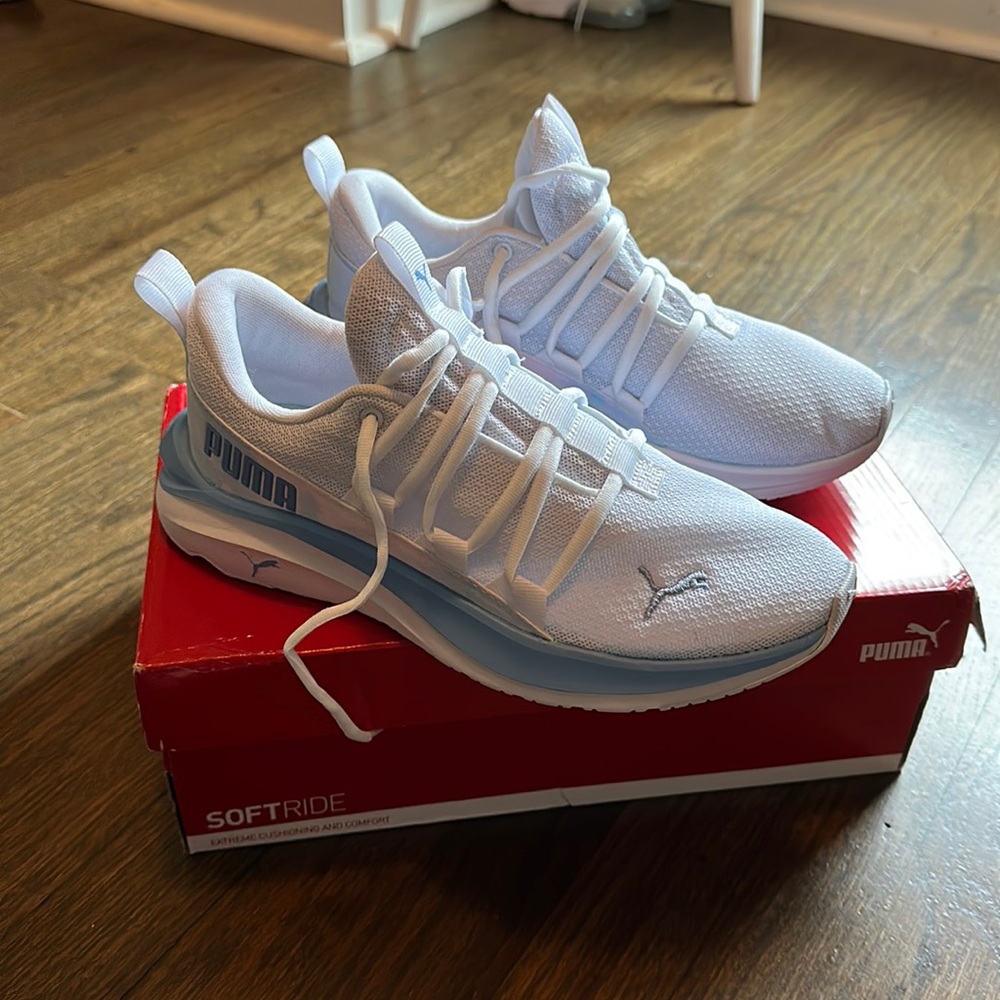 NWT puma sneaks